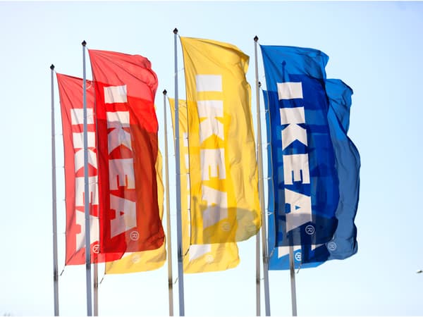 Röda, gula och blåa flaggor med IKEA-logotypen.