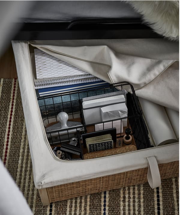 เก็บทุกอย่างที่ต้องการใช้ในเวลาอ่านหนังสือของคุณไว้ใต้เตียงในกล่องเก็บของใต้เตียงที่กว้างขวางอย่าง RÖMSKOG/เริมสกู๊ก ของอิเกีย