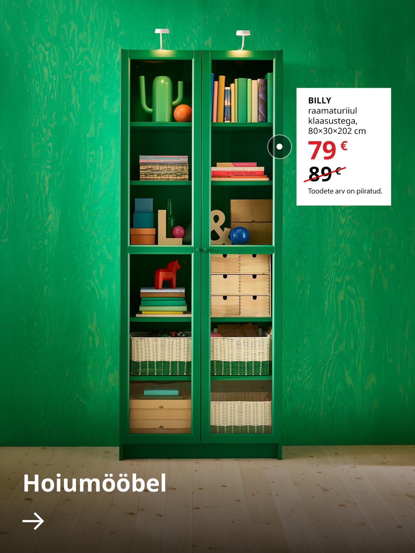 Roheline klaasustega BILLY raamaturiiul seisab rohelise seina ääres. Selle kõrval valgel taustal on kuvatud väljamüügi erihind 79 € (tavahind 89 €). All on nool tekstiga „Hoiumööbel”.