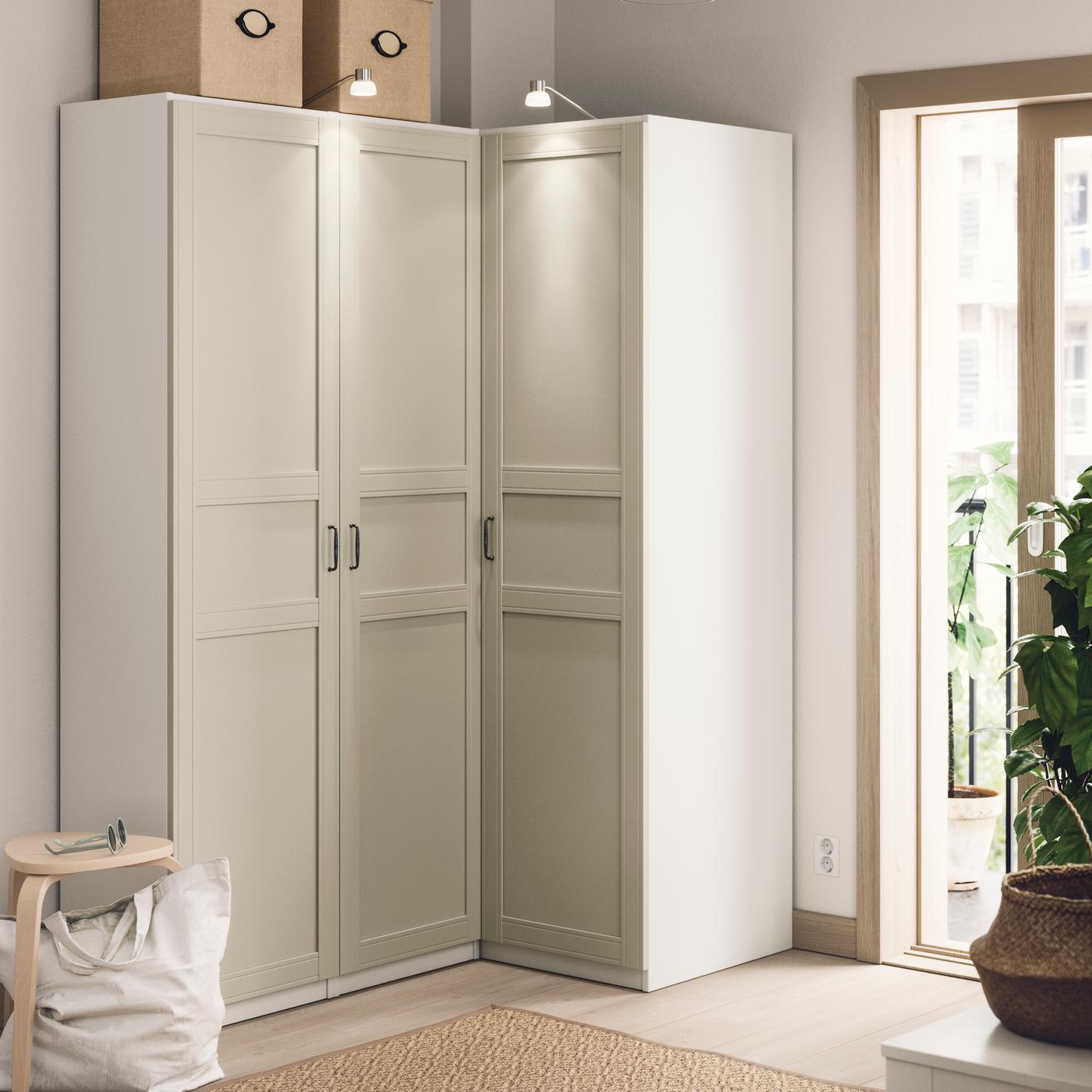 Rohová šatní skříň u otevřených dveří.