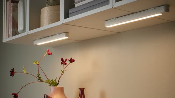 ROLFSTORP LED-Leuchte montiert an einem Wandregal