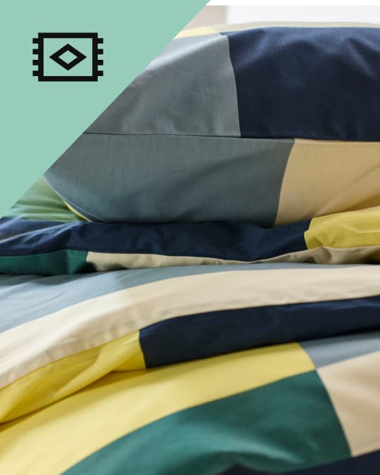 ropa de cama con cuadros en colores verdes, azules y amarillos.