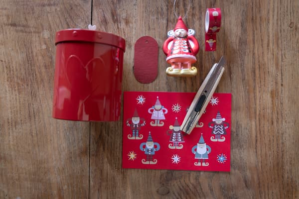 Rote Utensilien zum Geschenkeverpacken.