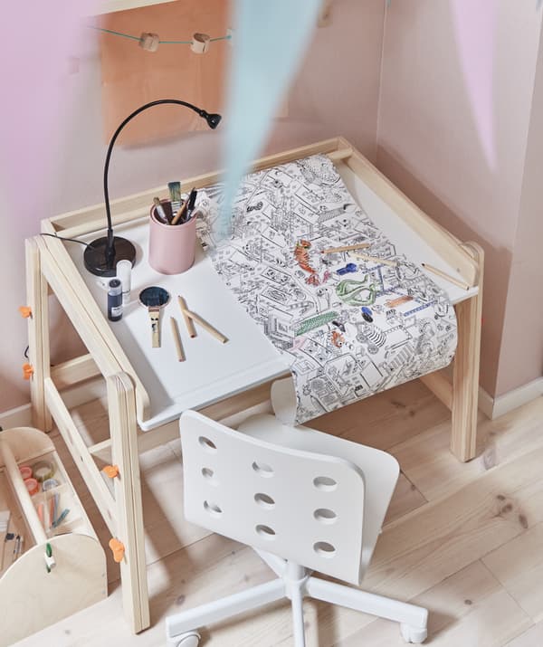 Rouleau de papier à colorier LUSTIGT sur la table FLISAT à hauteur réglable 