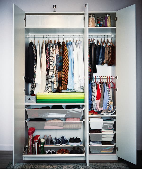 Roupeiro formado por um armário duplo e um individual com roupas superorganizadas em cabides e prateleiras, em gavetas e caixas.