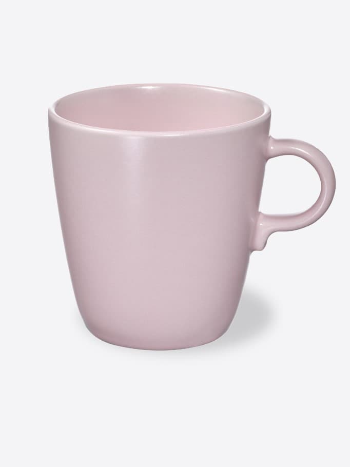 Różowe akcesoria na różowym tle.