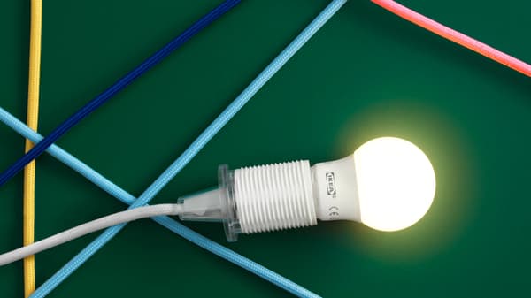 Rozsvícená LED žárovka.