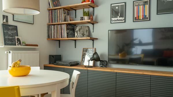 Rozwiązanie szafek i półek z telewizorem na ścianie.