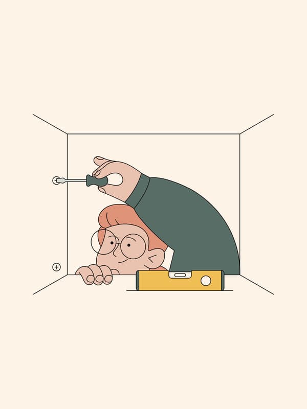 رسم توضيحي لرجل يرتدي نظارات يعمل على تجميع خزانة باستخدام مفك براغي، مع ميزان تسوية على الرف.