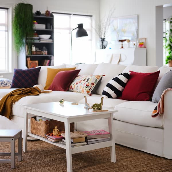 Ruang tamu dengan sofa GRÖNLID 4 tempat duduk berwarna putih dengan chaise longue di tengah, pada meja kopi LUNNARP berwarna putih di sebelahnya.