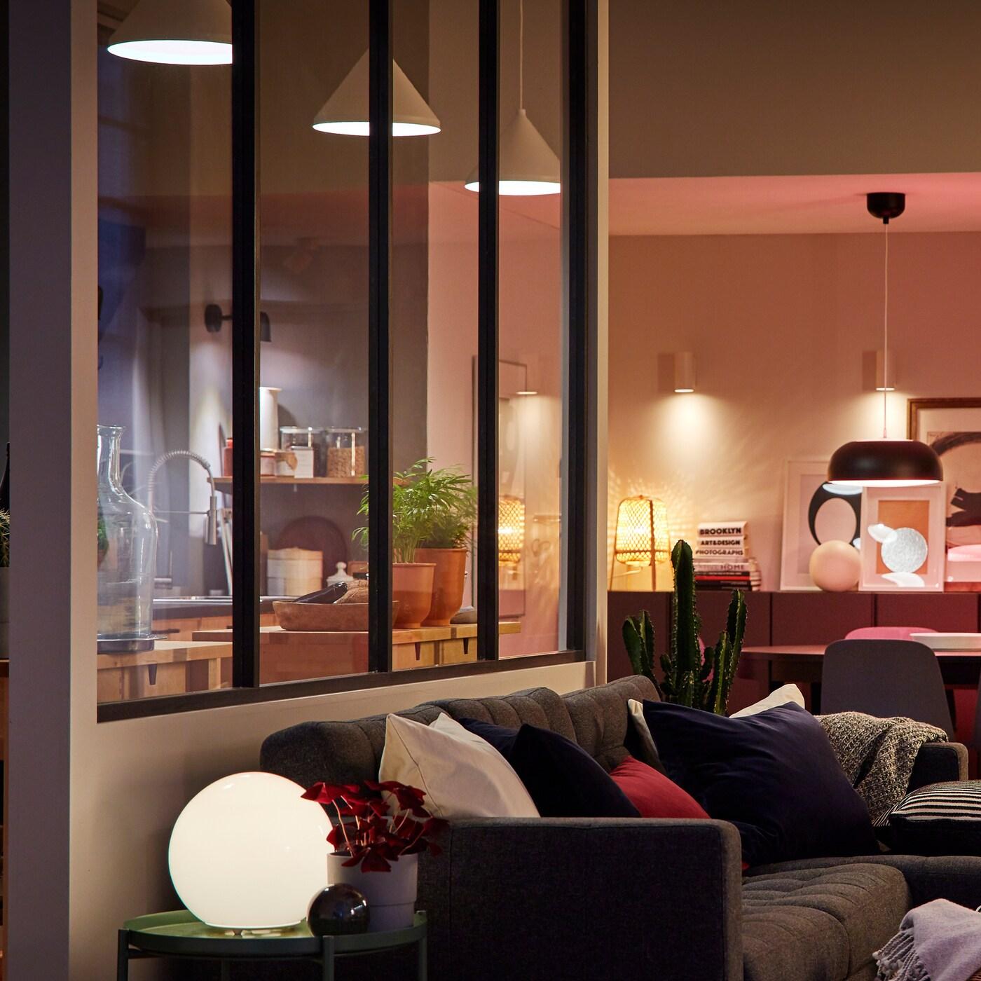 Ruang yang besar diterangi oleh banyak sumber cahaya yang berbeza-beza, dengan dapur, ruang makan dan ruang tamu yang mempunyai sofa LANDSKRONA.