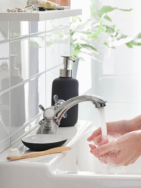 Ruky sa oplachujú pod prevzdušneným prúdom vody z batérie RUNSKÄR.