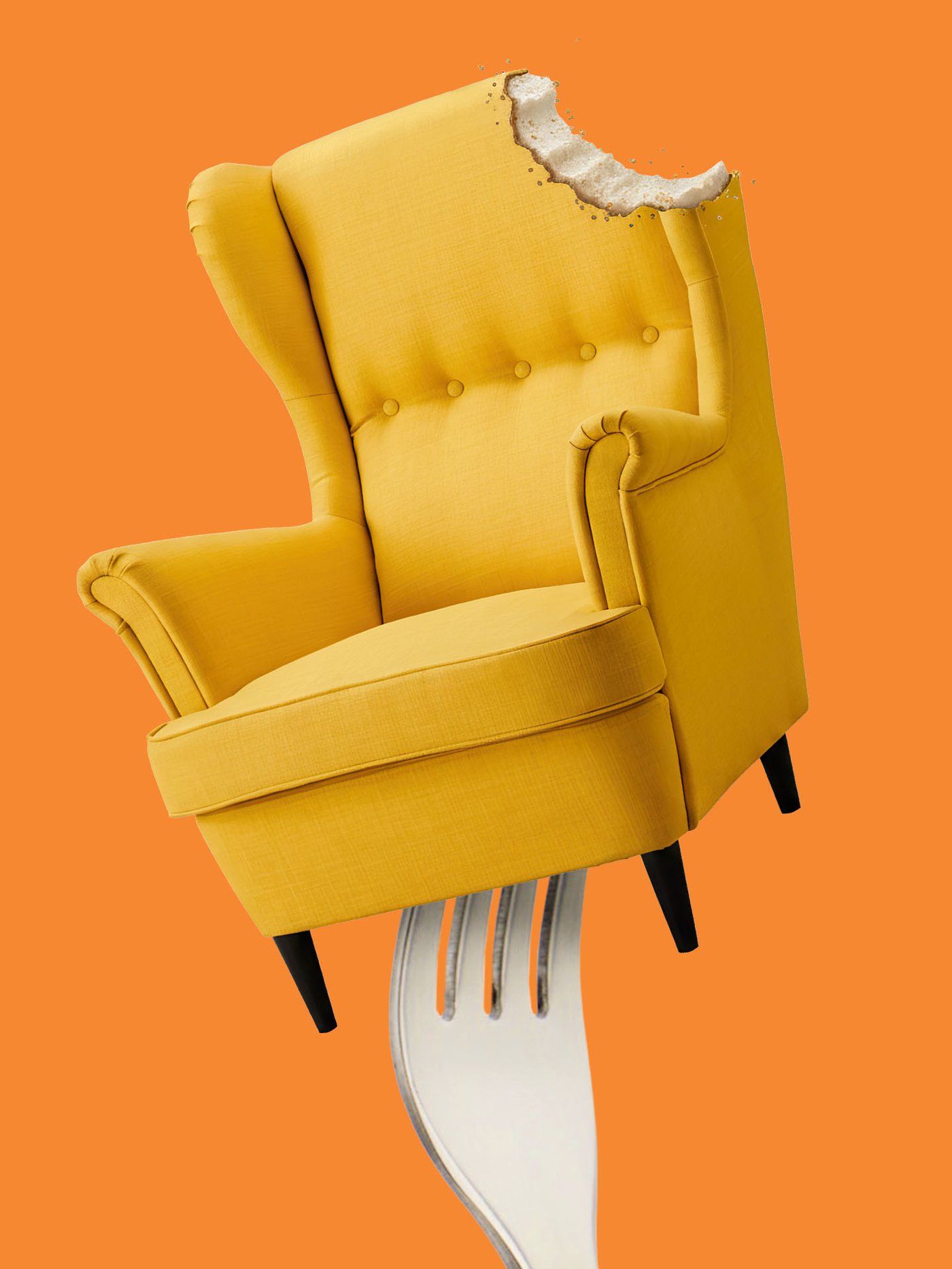 Rumen fotelj na vilici na oranžni podlagi.