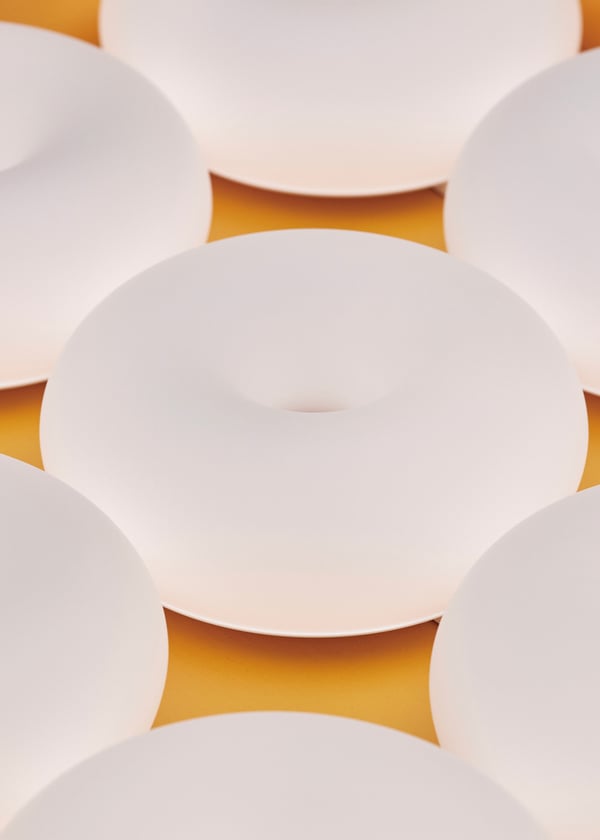 Runda lampor i form av en donut ligger på ett bord.