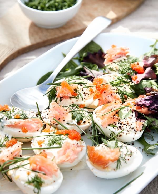 Russische Eier mit Räucherfisch und Salat auf IKEA 365+ Servierplatte in Weiss 