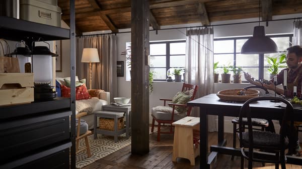 Rustikaler Wohnraum mit einem NORDVIKEN Ausziehtisch auf der einen und einem HYLTARP Sofa auf der anderen Seite.
