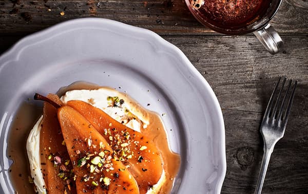 Rustikální pracovní deska, talíř s dezertem - hruška s mascarpone a oříšky