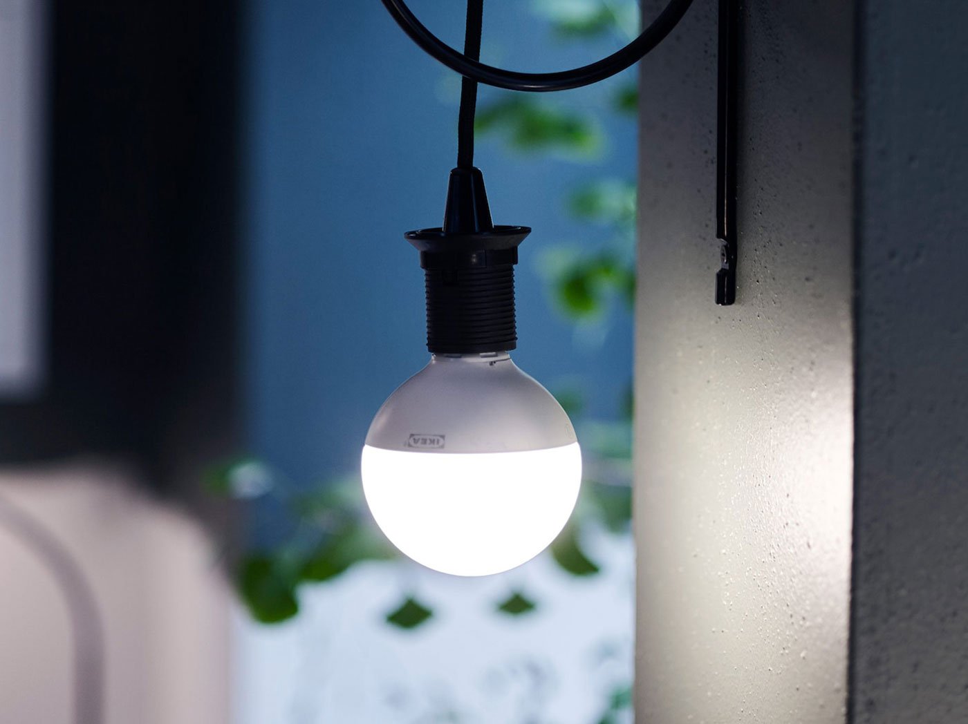 Různé druhy LED lamp ve tmě.