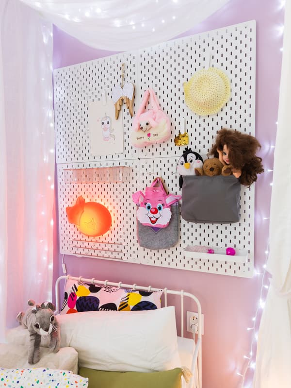 Ružová stena s bielym panelom SKÅDIS.