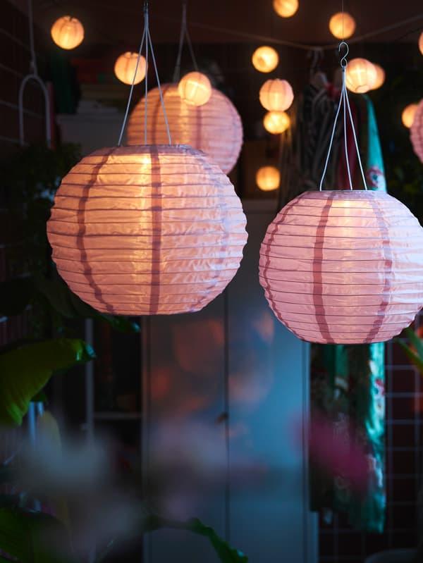 Růžové LED solární lampy a řetěz SOLVINDEN na balkoně.