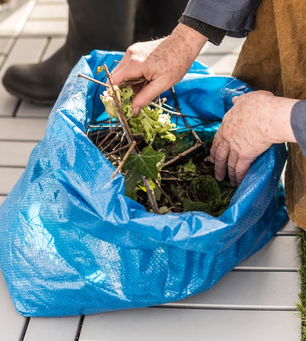 Sac bleu IKEA rempli de compost.