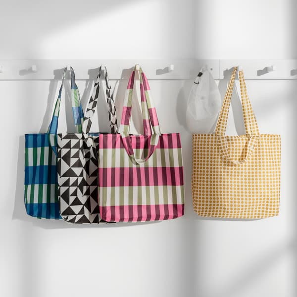 Sac colorés accrochés à des paters