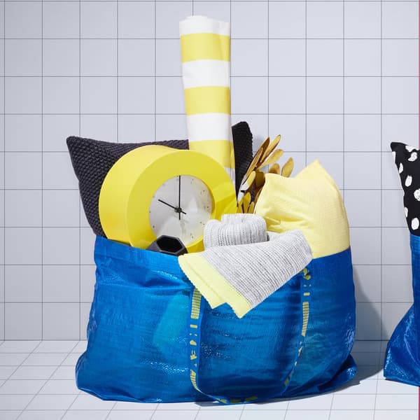 Sac ikea bleu remplis d'objets de décoration