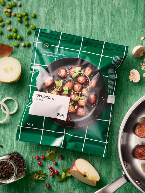 Sáček bezmasých kuliček HUVUDROLL, kolem leží ingredience.