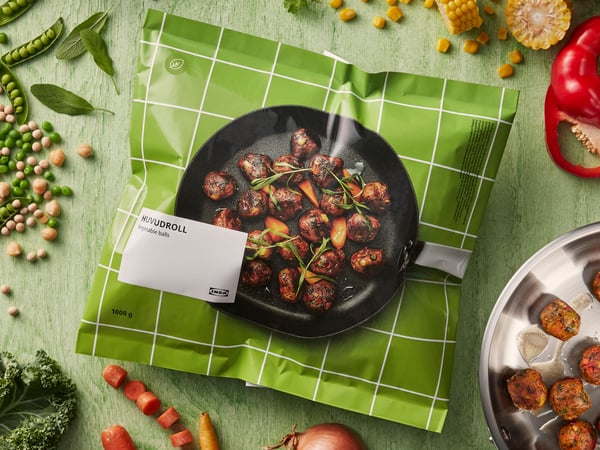 Sáček zeleninových kuliček HUVUDROLL, kolem leží ingredience.