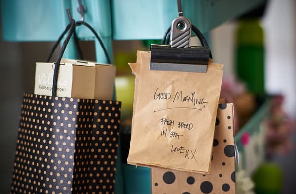 Sachets cadeau en papier remplis des goûter des enfants et petit mot noté sur feuille en papier kraft