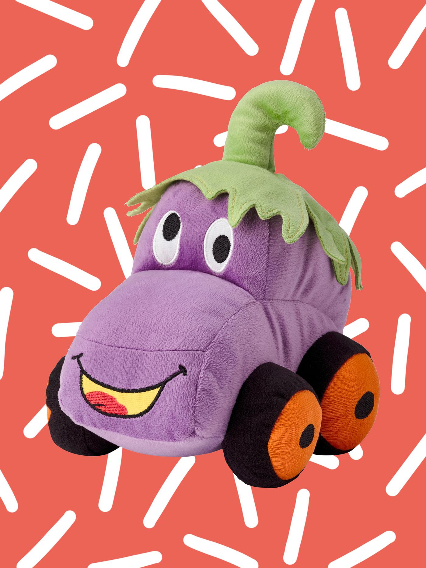 ตุ๊กตาผ้า SAGOSKATT/ซอกูสแคท รูปรถ Eggplant วางอยู่บนพื้นหลังลายสีแดงขาว