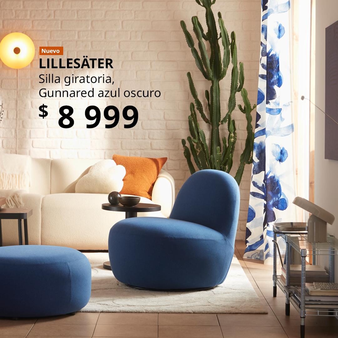 Sala acogedora con silla giratoria LILLESÄTER azul oscuro Gunnared y reposapiés, junto a sofá beige con cojines naranjas, mesa auxiliar negra y planta decorativa; diseño elegante, cómodo y funcional para interiores contemporáneos.