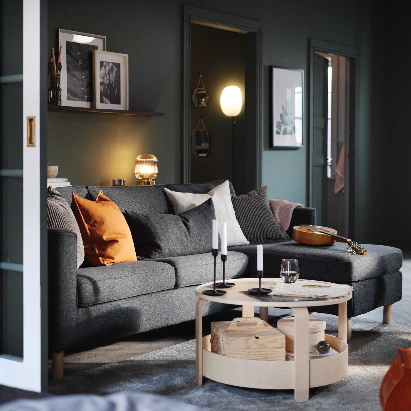 Sala com sofá com chaise longue e uma mesa de centro.
