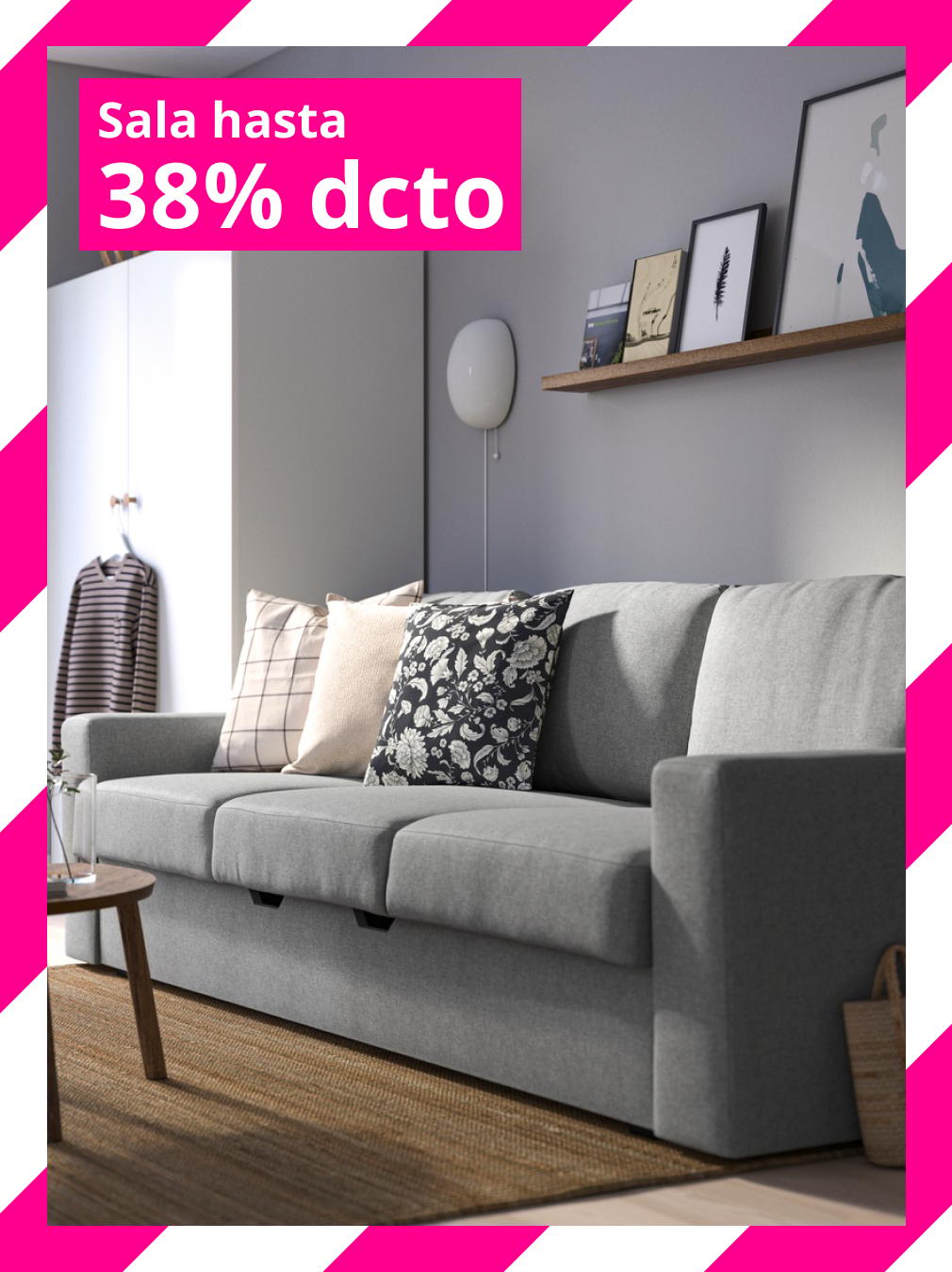 Sala con sofá gris de tres puestos, cojines decorativos, mesa auxiliar y repisa. Texto: “Sala hasta 38% dcto”.