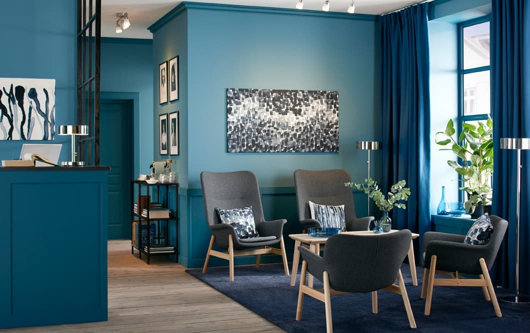 Sala d’attesa con poltrone grigio scuro - IKEA