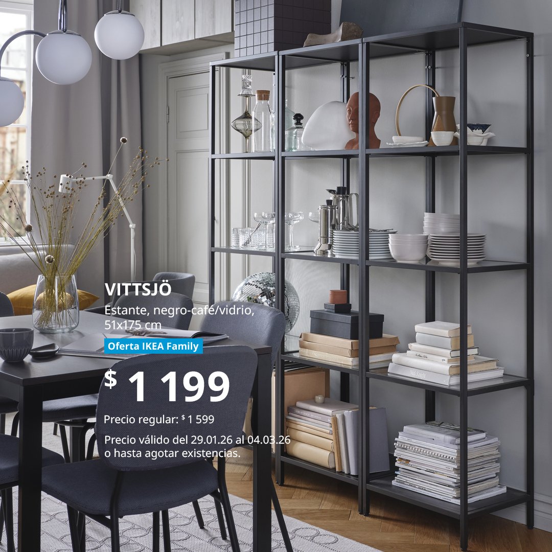 Sala de estar con comedor y estante VITTSJO con decoraciones neutras.