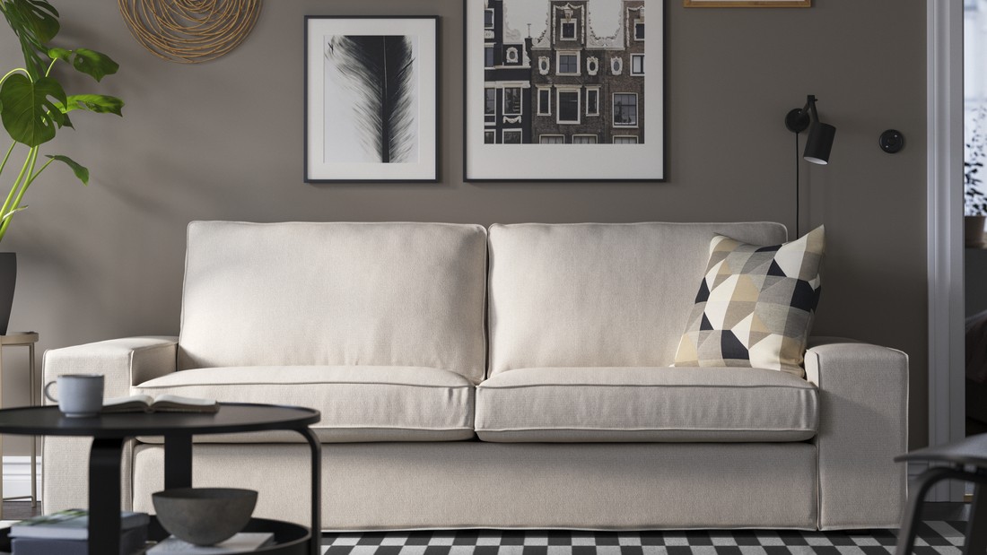 Sala de estar con sofa blanco.