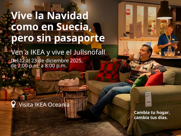 Sala de estar siendo decorada por una trabajadora con adornos navideños, mientras el cliente disfruta de una bebida caliente sentado en un sillón.