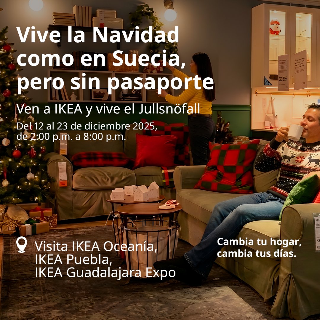 Sala de estar siendo decorada por una trabajadora con adornos navideños, mientras el cliente disfruta de una bebida caliente sentado en un sillón.