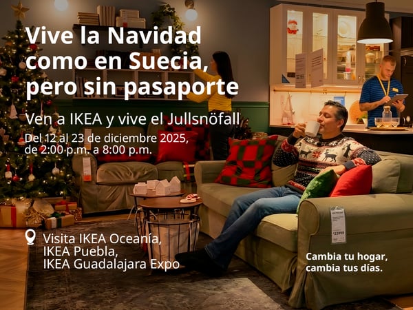 Sala de estar siendo decorada por una trabajadora con adornos navideños, mientras el cliente disfruta de una bebida caliente sentado en un sillón.