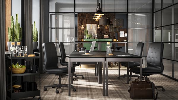 Sala riunioni con pareti in vetro e quattro tavoli IDÅSEN in nero/grigio scuro con sedie grigio scuro.