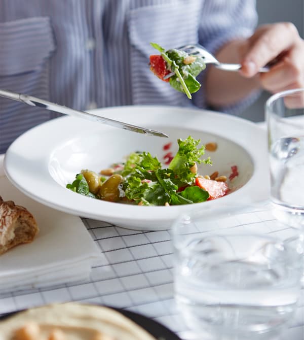 Salade en train d’être mangée à table.