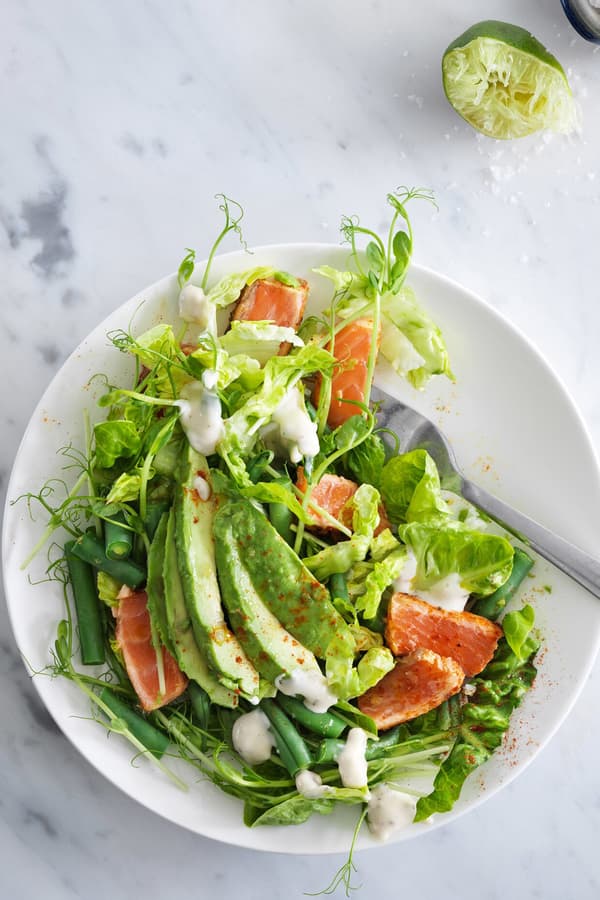 Šalát s koreneným lososom a avokádom.