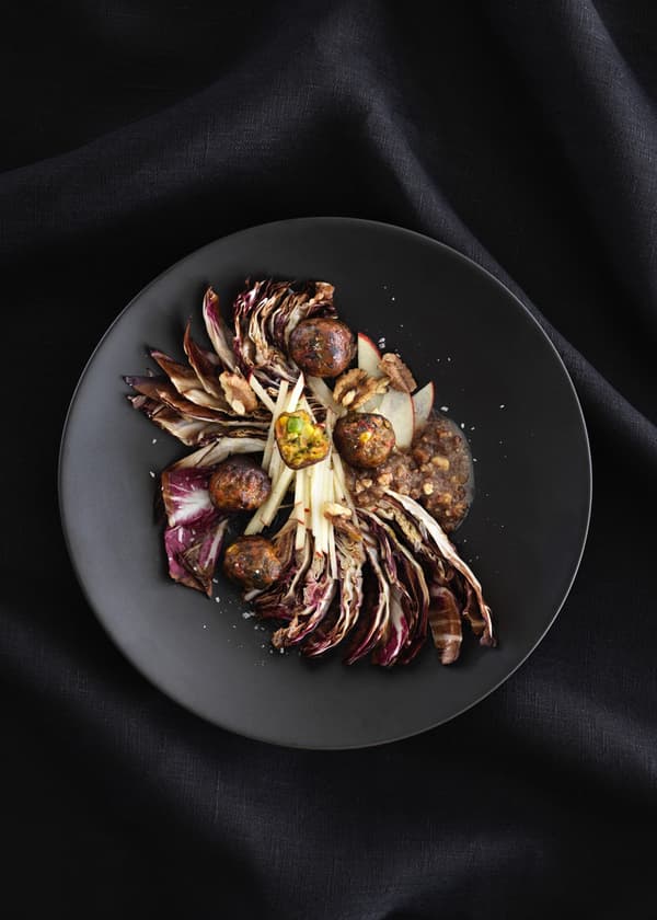 Šalát z červenej šalátovej čakanky a orechov so zeleninovými guľôčkami.