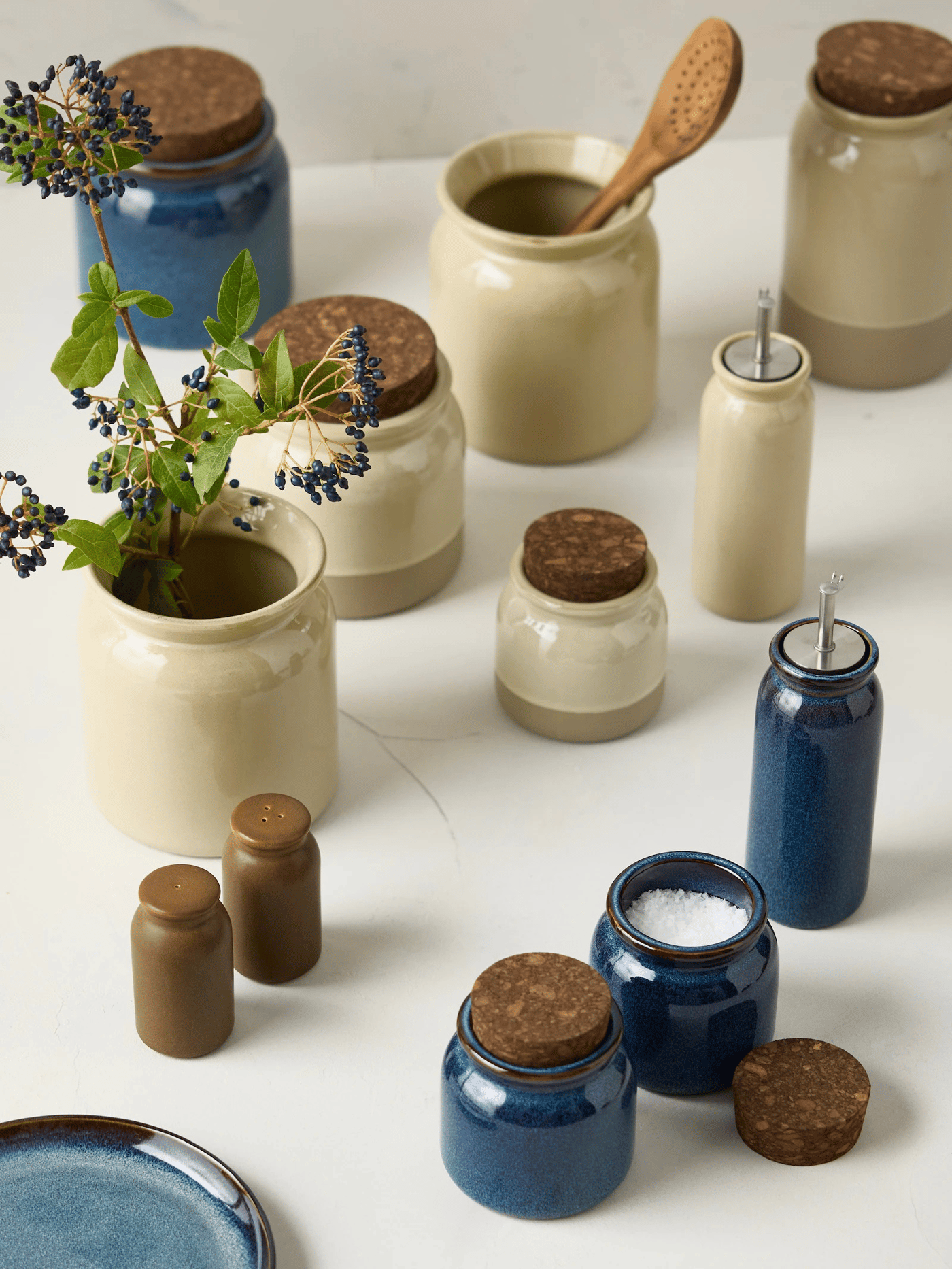 salière et poivrier bleu et beige...