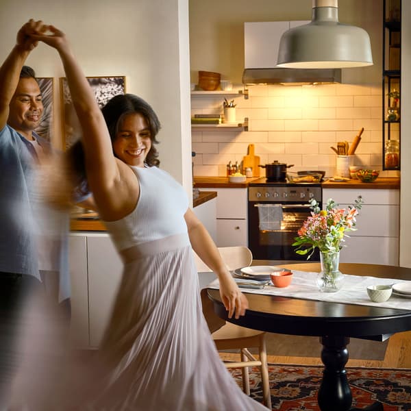 Salle à manger faiblement éclairée où l’on voit des images floues d’un couple profitant d’une soirée en amoureux