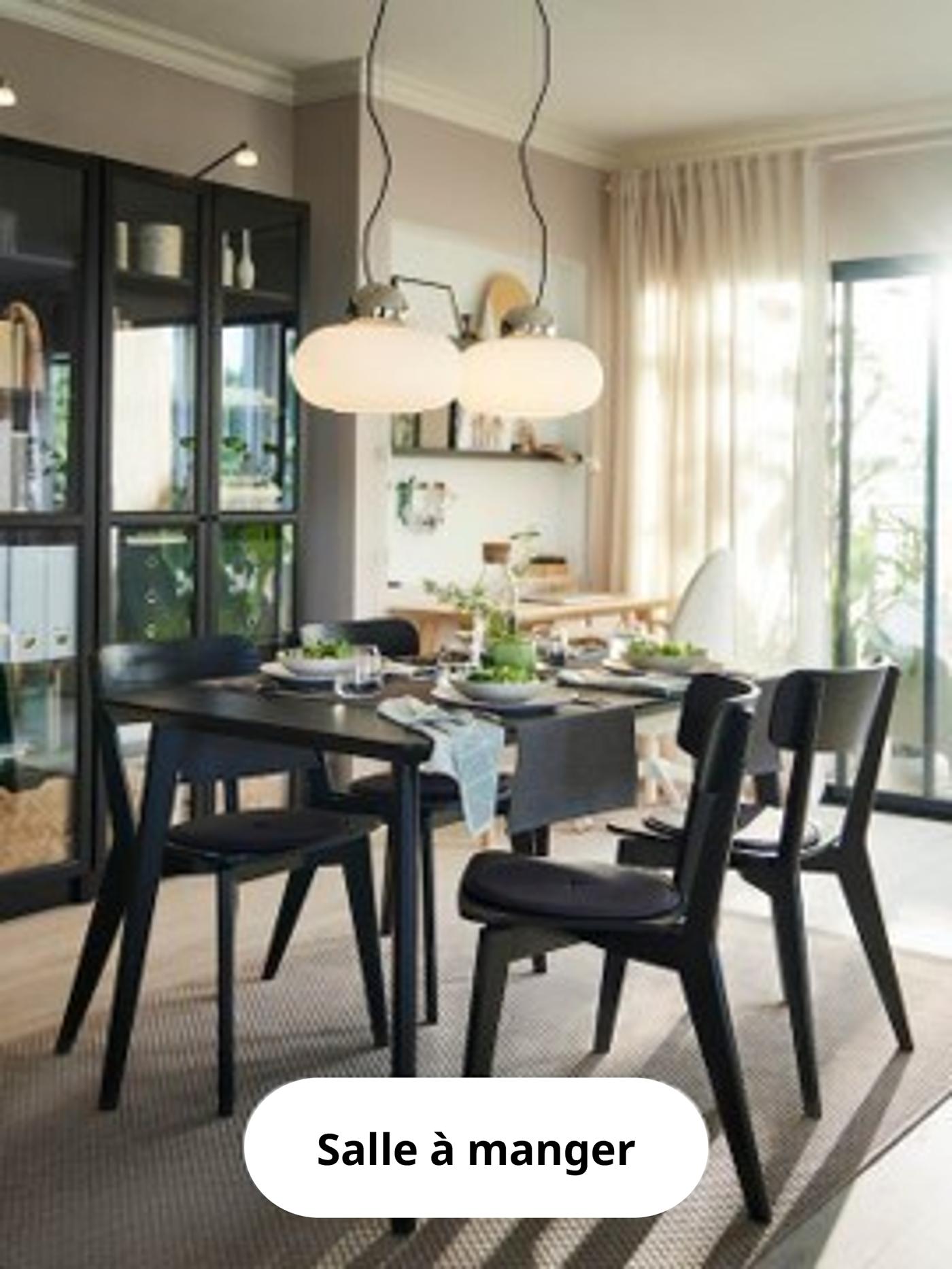 Salle à manger illuminée par un luminaire crème