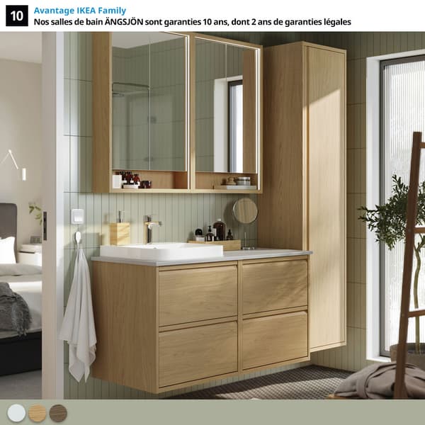 Salle de bain ÄNGSJÖN finition bois sur mur carrelé vert sauge