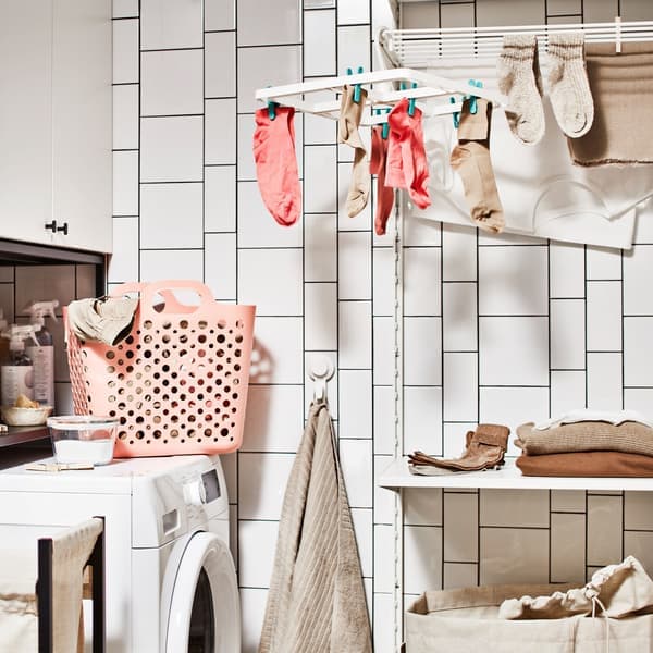 Salle de bain avec lave-linge, combinaison de rangement pour buanderie avec armoire, plus une combinaison de rangement pour buanderie avec tablette.
