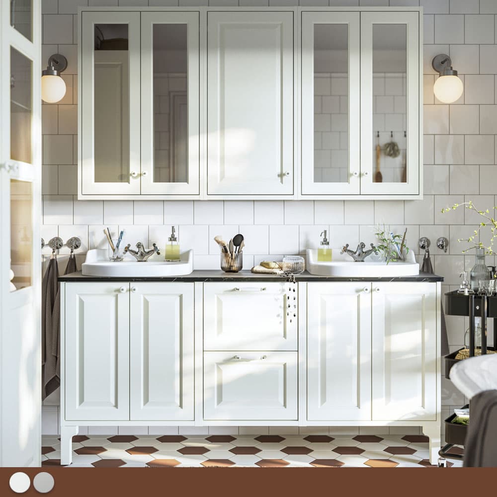 Salle de bain blanche au style traditionnel.